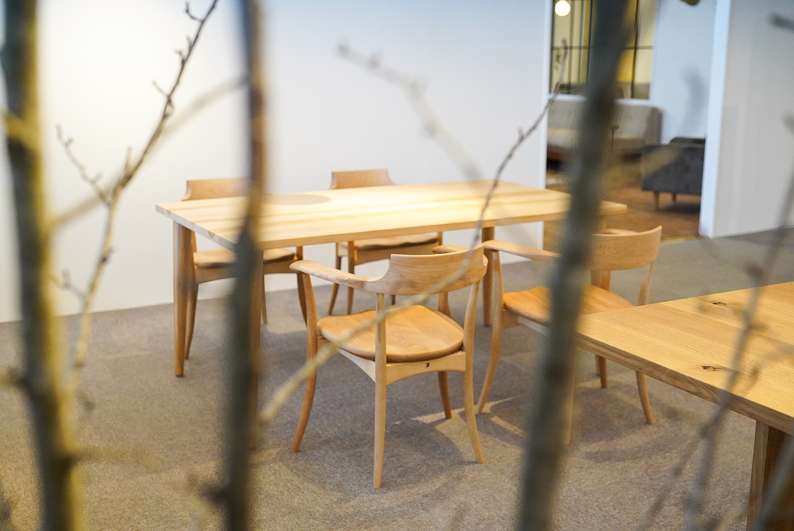 日本に古来からある広葉樹のカバで作ったダイニングテーブルとチェア